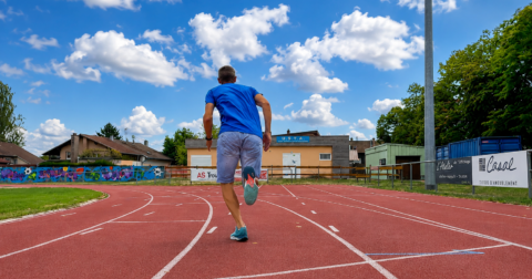 Homme court sur piste athélitisme