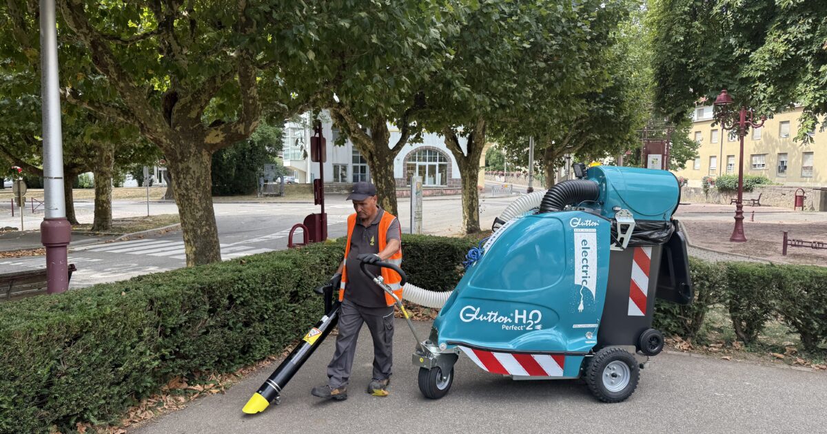 Agent de propreté urbaine utilisant un aspirateur urbain le glutton